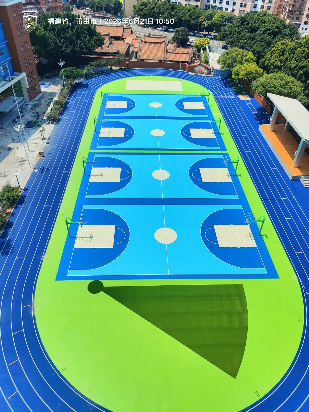 海盛案例丨莆田荔华中学6097㎡运动场改造工程（透气型塑胶跑道翻新、硅PU篮球场、人造草坪、体育馆木地板等）完美通过验收！