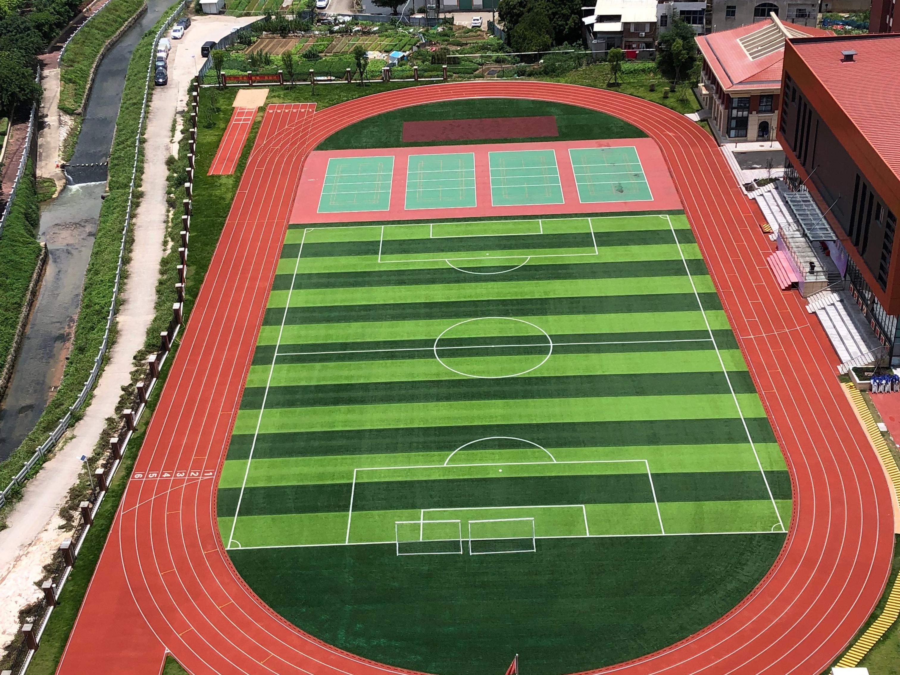 工程案例丨由海盛新材承建的漳州金峰实验小学11512㎡运动场改造工程（透气型塑胶跑道、硅PU篮球场、人造草坪、体育馆木地板等）完美通过验收！